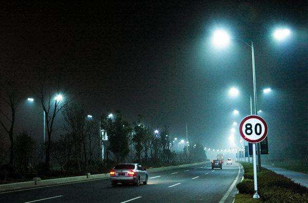 东莞草莓视频色板照明LED路灯在雨雾季节增强道路安全的优势